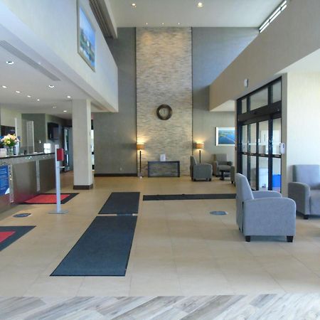 Ramada By Wyndham Belleville Harbourview Conference Center Bagian luar foto
