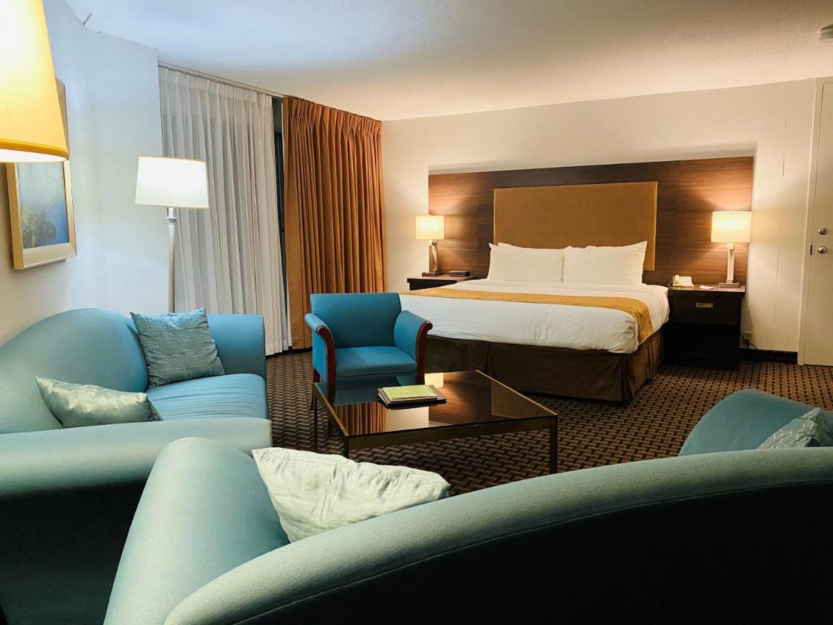 Ramada By Wyndham Belleville Harbourview Conference Center Bagian luar foto