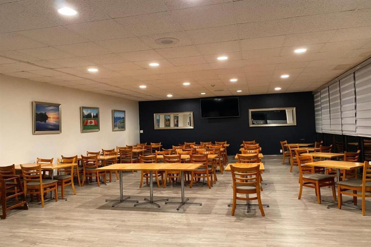 Ramada By Wyndham Belleville Harbourview Conference Center Bagian luar foto