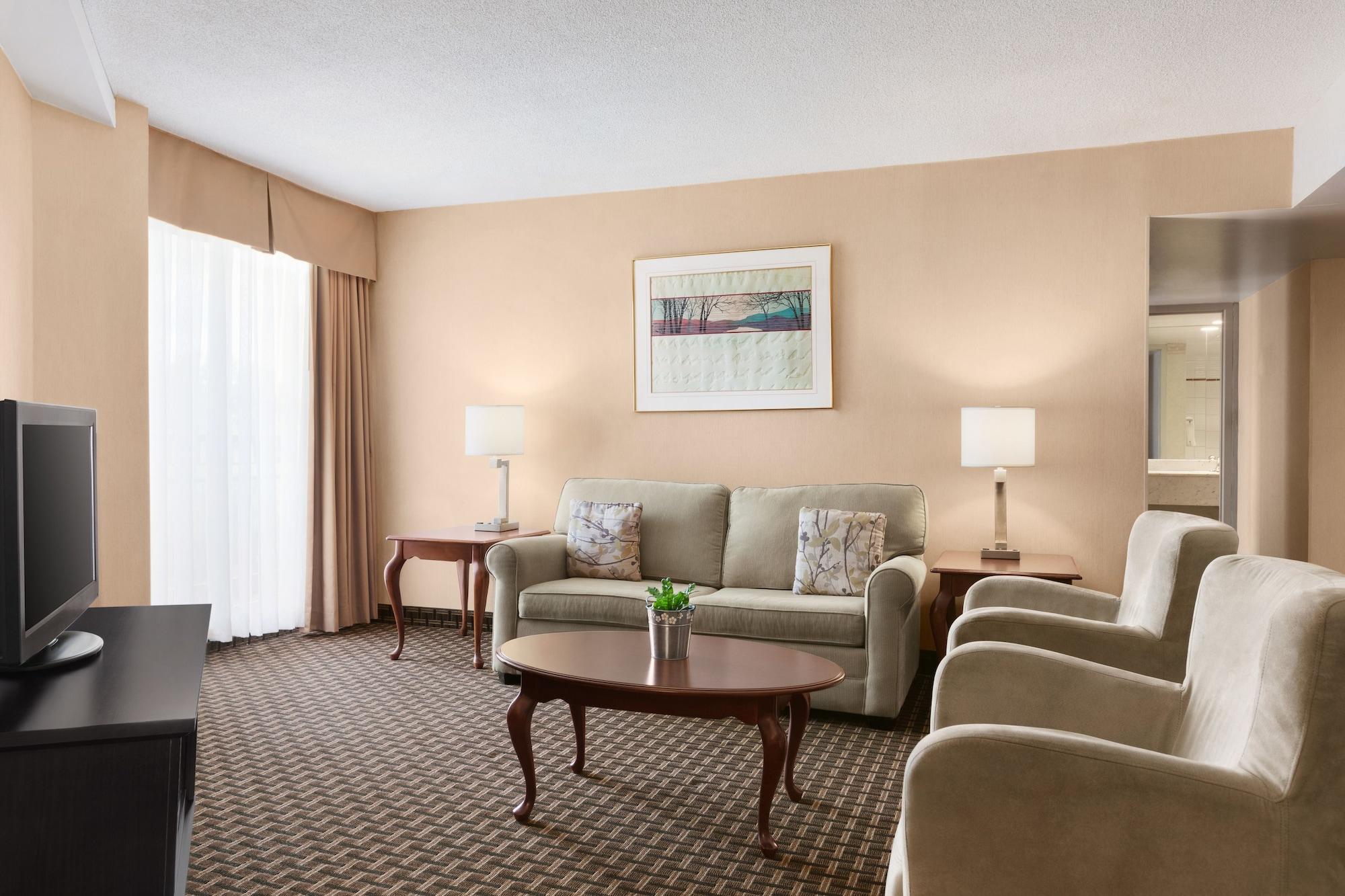 Ramada By Wyndham Belleville Harbourview Conference Center Bagian luar foto