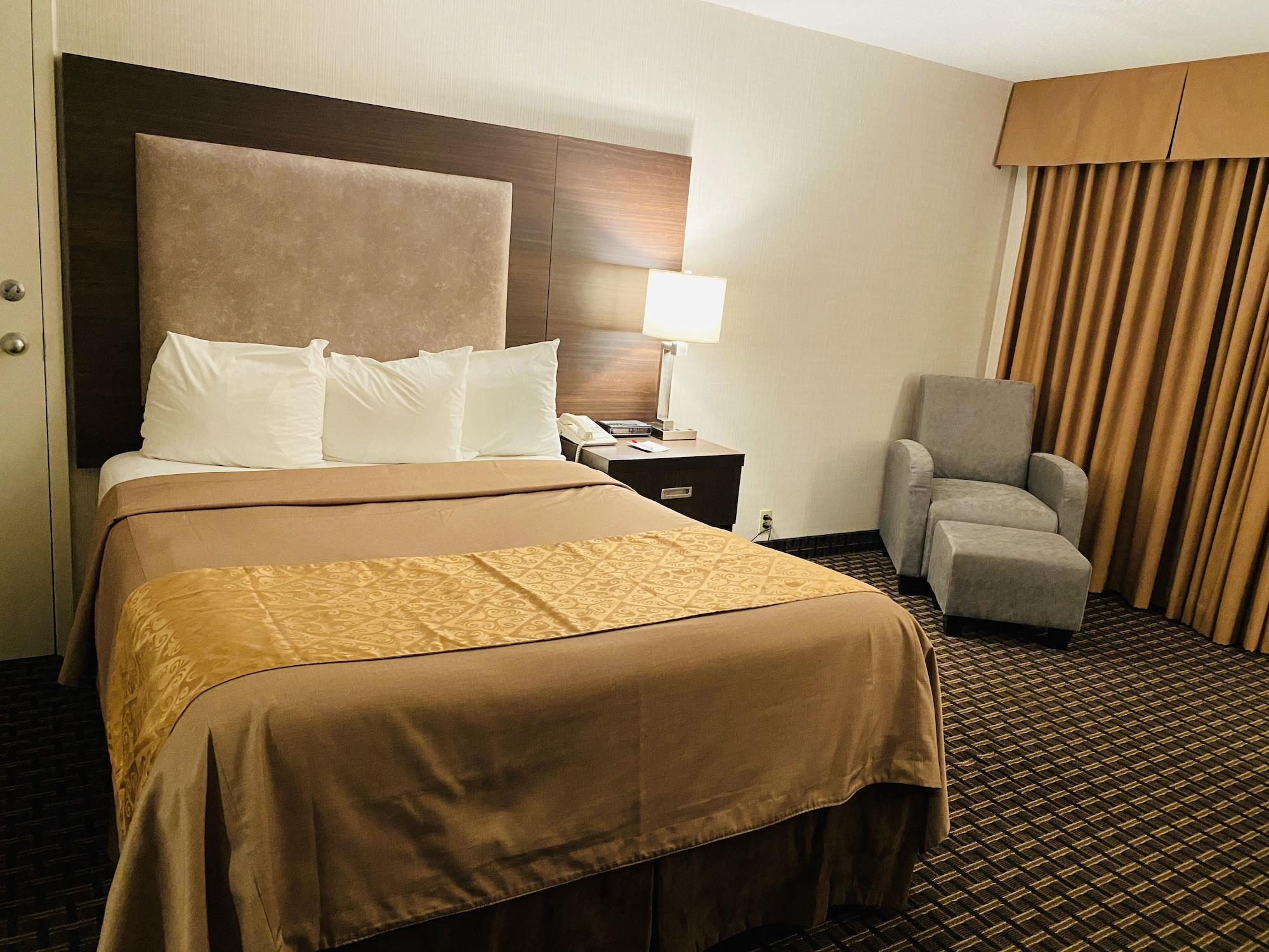 Ramada By Wyndham Belleville Harbourview Conference Center Bagian luar foto