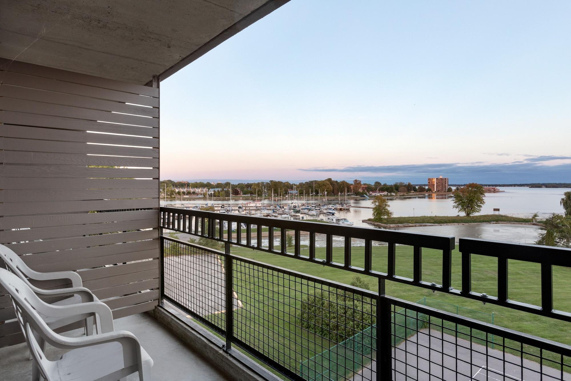 Ramada By Wyndham Belleville Harbourview Conference Center Bagian luar foto