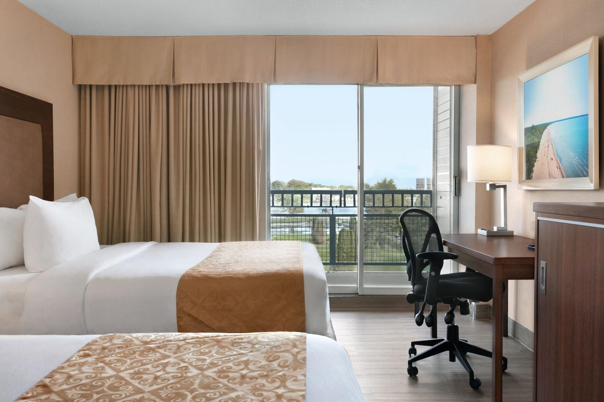 Ramada By Wyndham Belleville Harbourview Conference Center Bagian luar foto