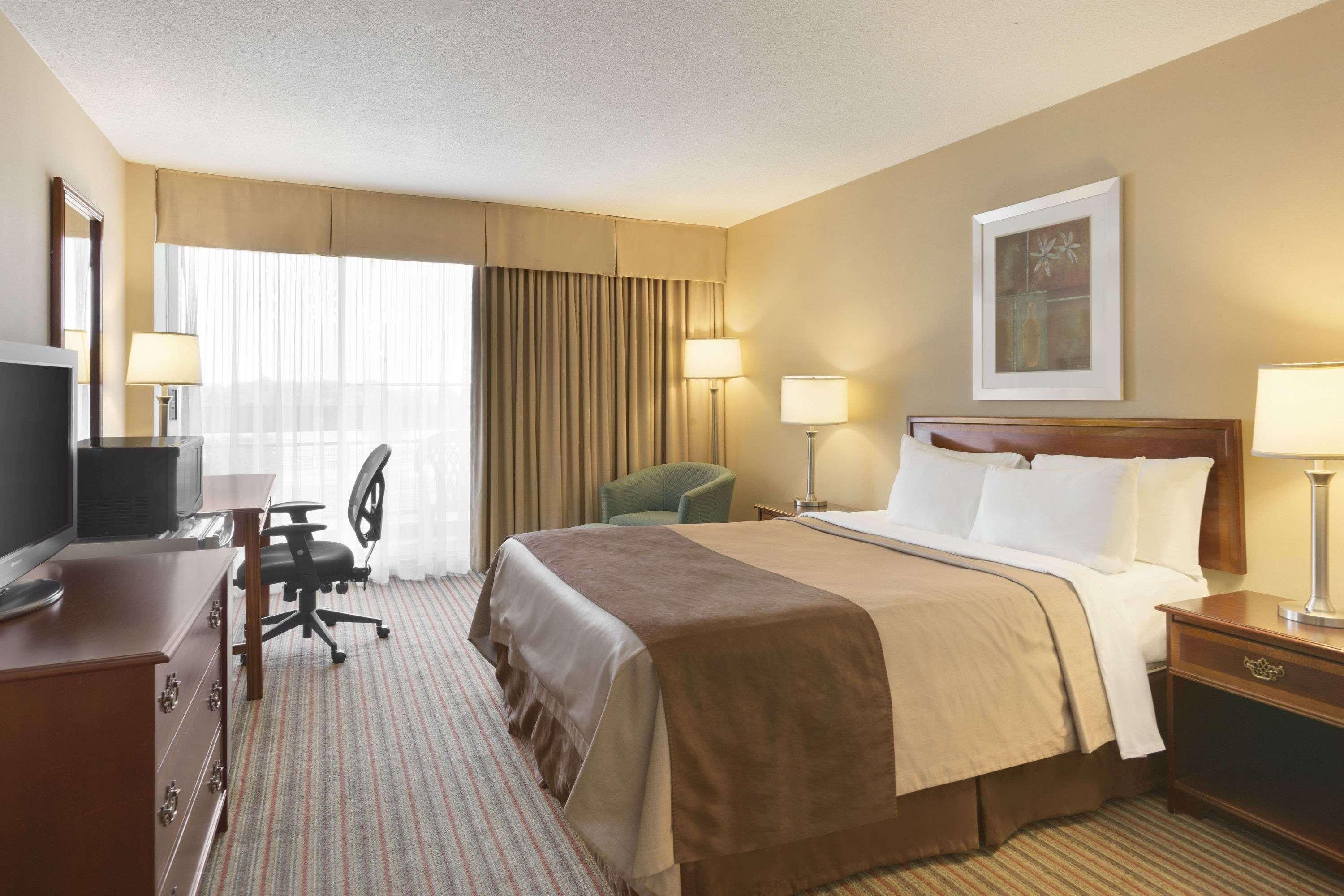 Ramada By Wyndham Belleville Harbourview Conference Center Bagian luar foto