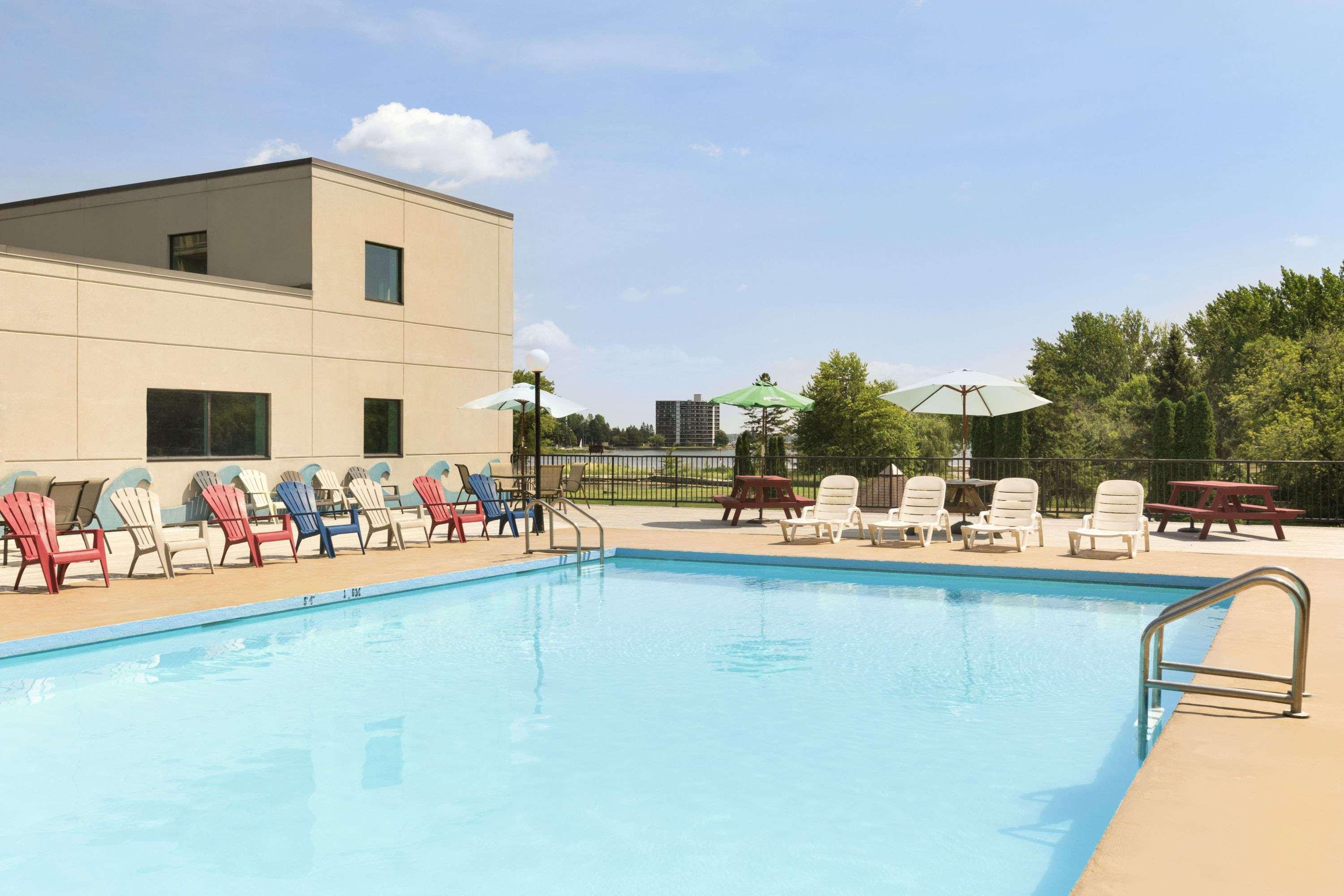 Ramada By Wyndham Belleville Harbourview Conference Center Bagian luar foto