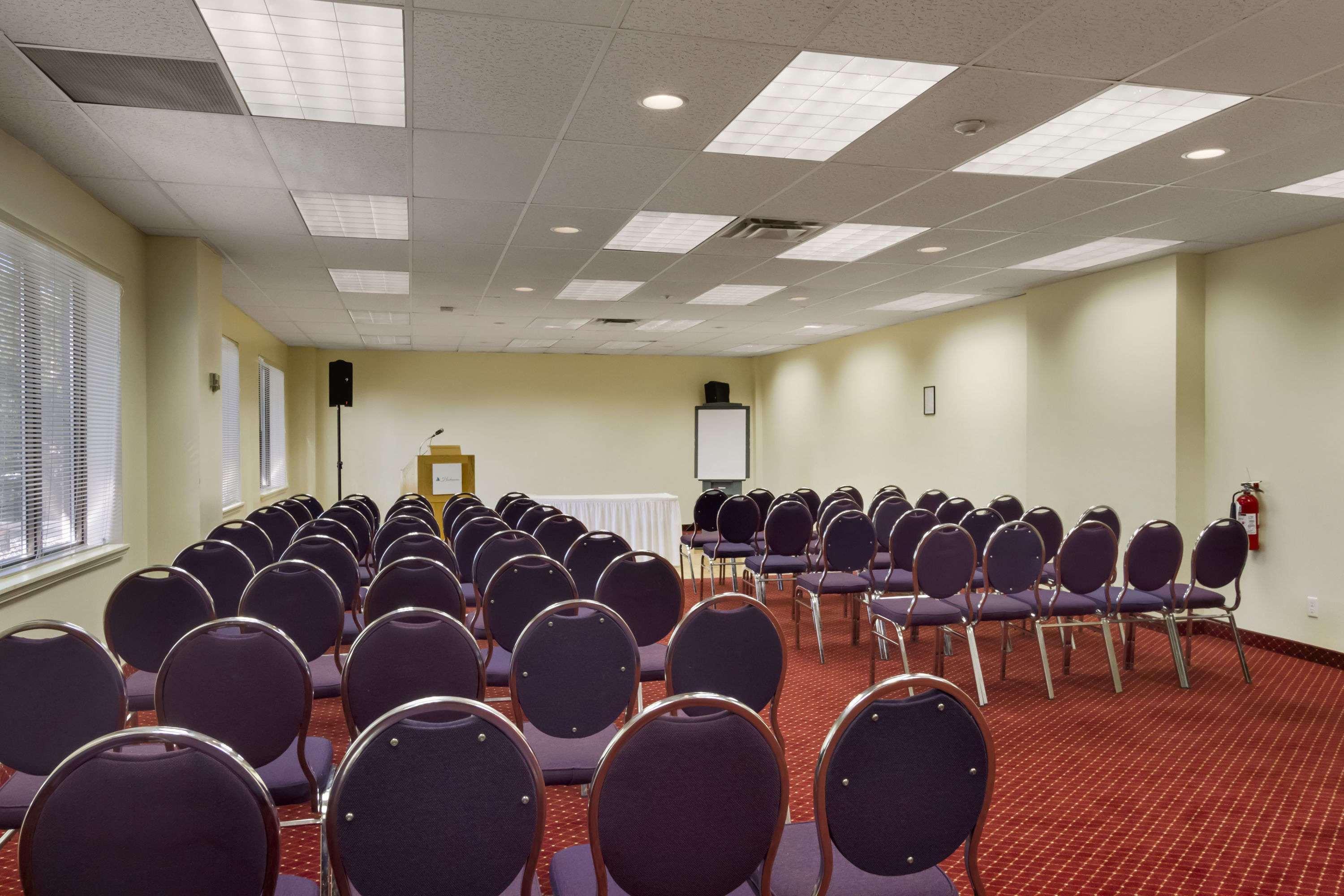 Ramada By Wyndham Belleville Harbourview Conference Center Bagian luar foto