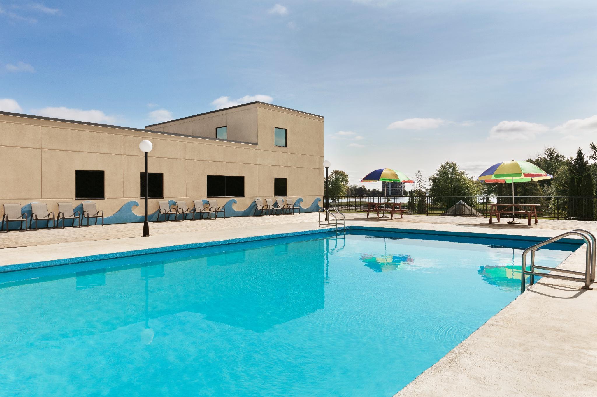Ramada By Wyndham Belleville Harbourview Conference Center Bagian luar foto
