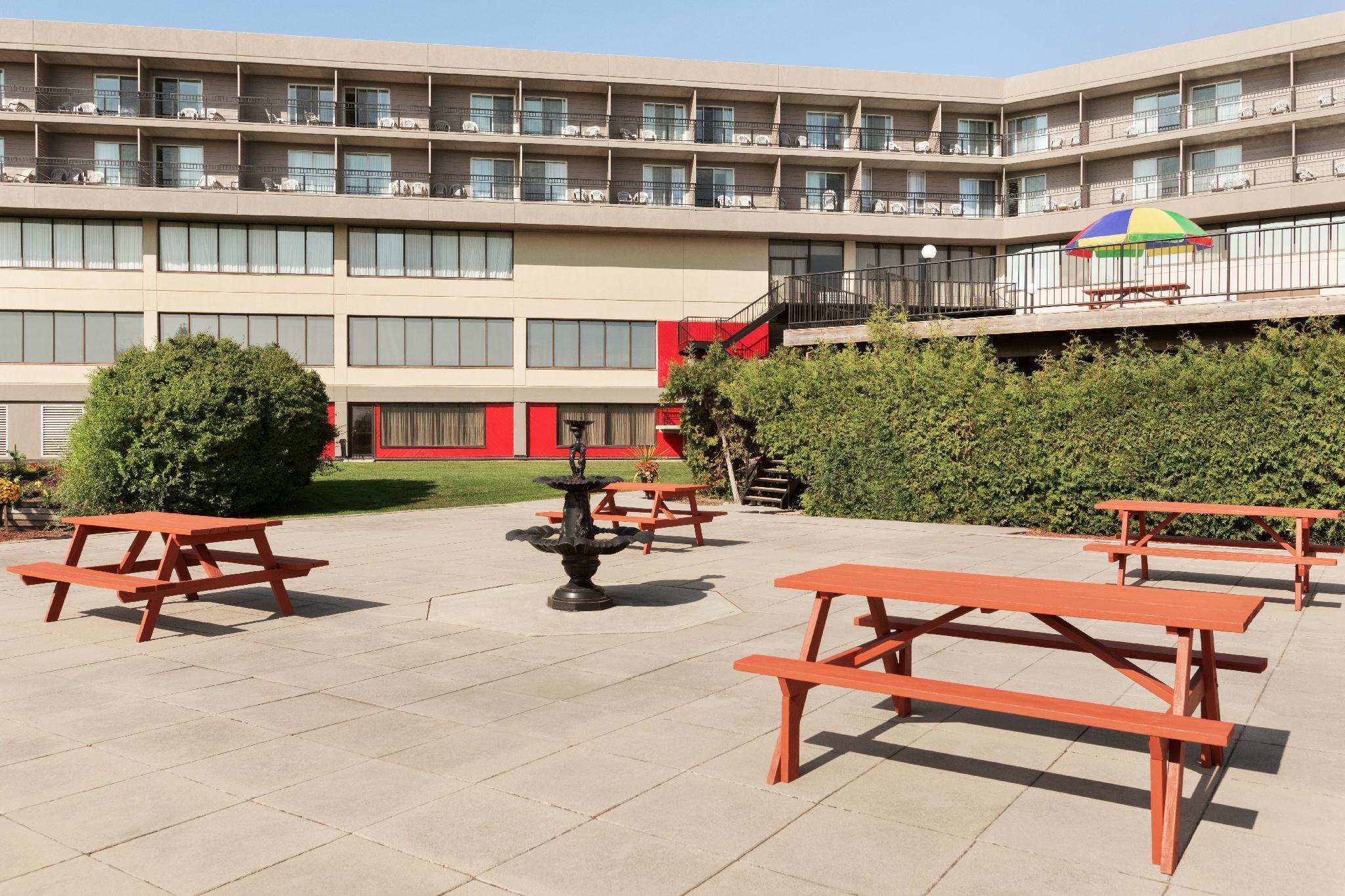 Ramada By Wyndham Belleville Harbourview Conference Center Bagian luar foto