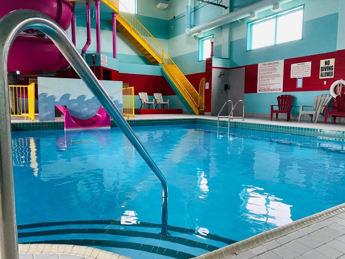 Ramada By Wyndham Belleville Harbourview Conference Center Bagian luar foto