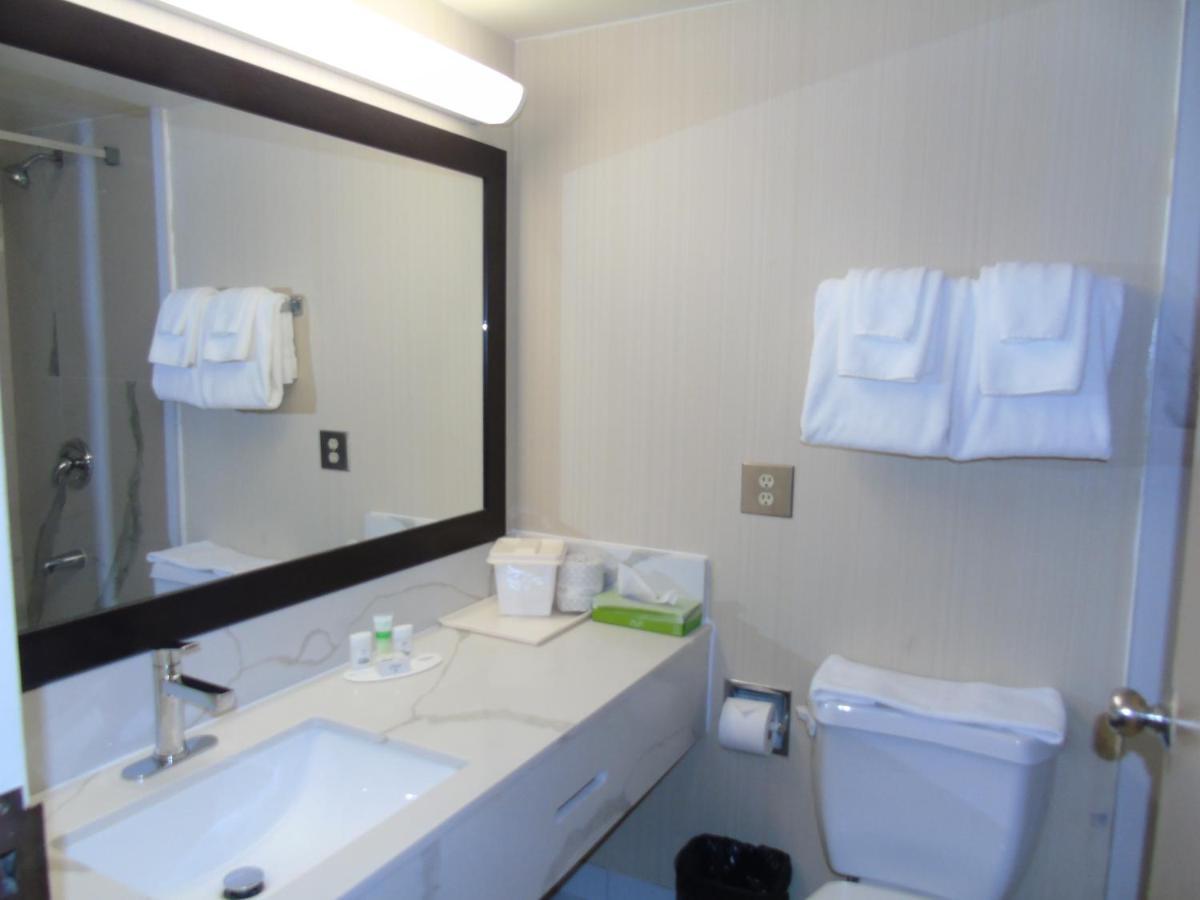 Ramada By Wyndham Belleville Harbourview Conference Center Bagian luar foto