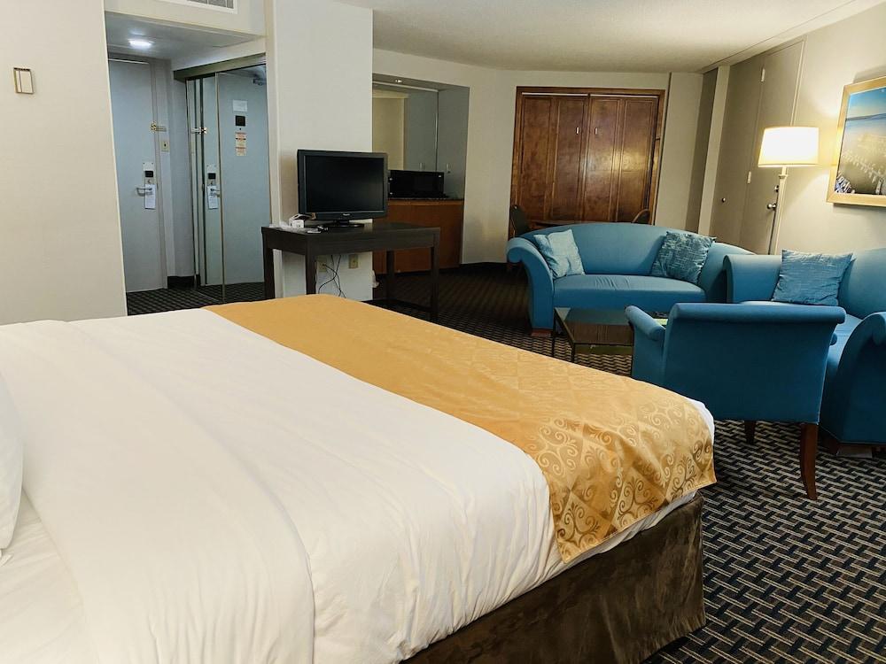 Ramada By Wyndham Belleville Harbourview Conference Center Bagian luar foto