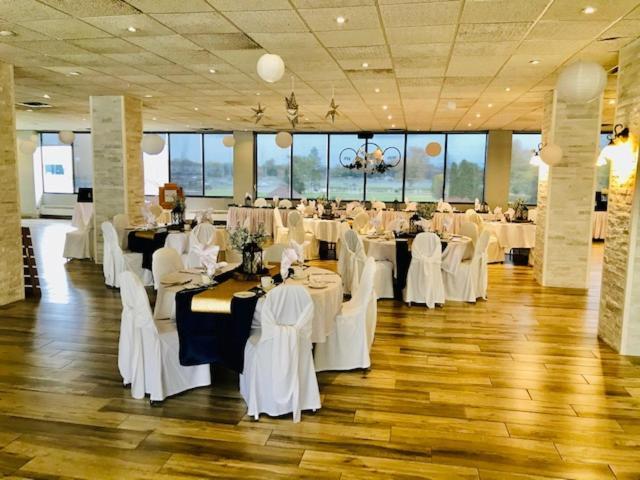 Ramada By Wyndham Belleville Harbourview Conference Center Bagian luar foto