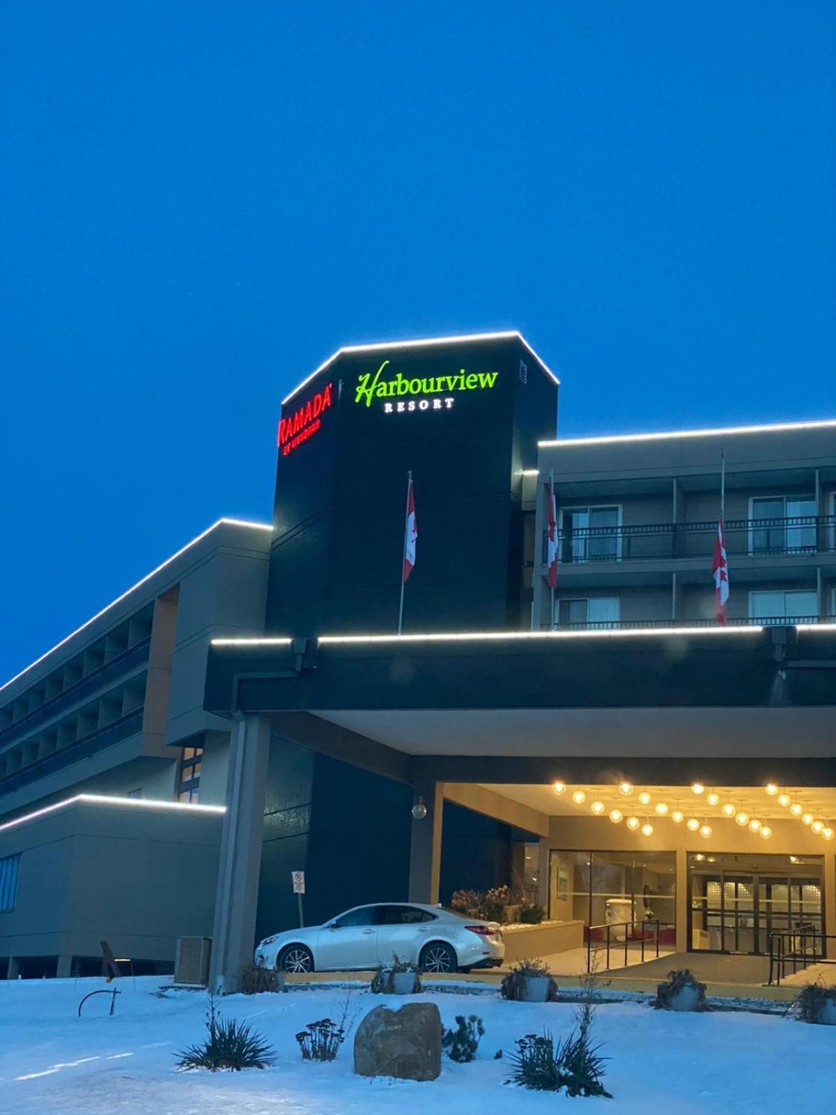 Ramada By Wyndham Belleville Harbourview Conference Center Bagian luar foto