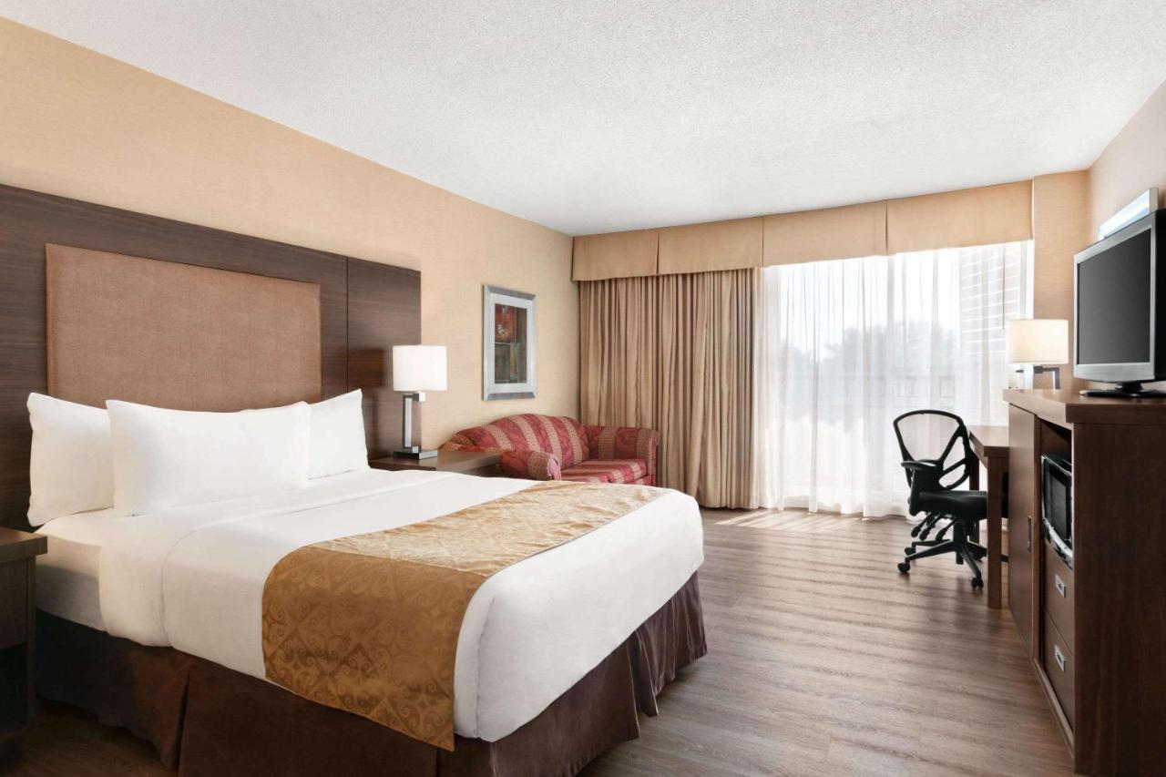 Ramada By Wyndham Belleville Harbourview Conference Center Bagian luar foto