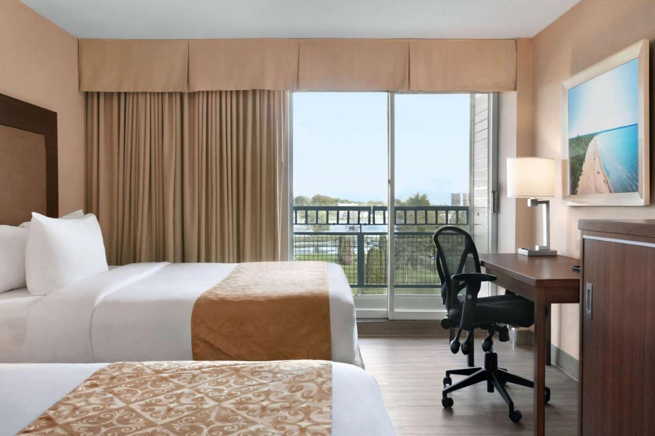 Ramada By Wyndham Belleville Harbourview Conference Center Bagian luar foto