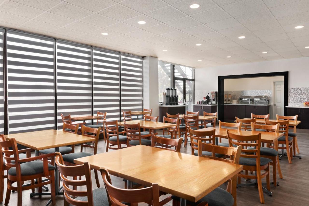 Ramada By Wyndham Belleville Harbourview Conference Center Bagian luar foto