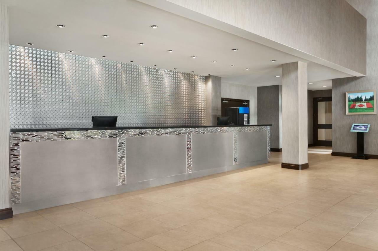 Ramada By Wyndham Belleville Harbourview Conference Center Bagian luar foto