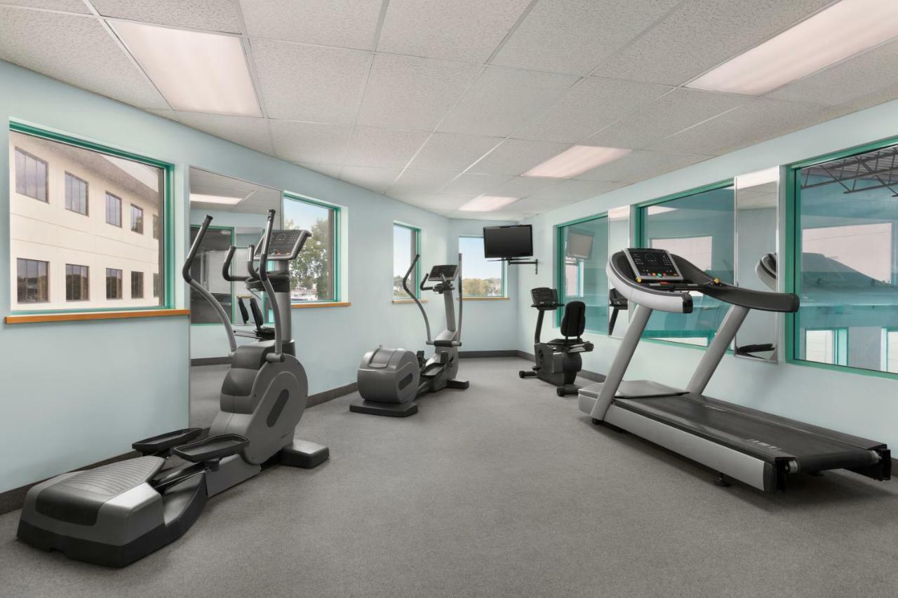 Ramada By Wyndham Belleville Harbourview Conference Center Bagian luar foto