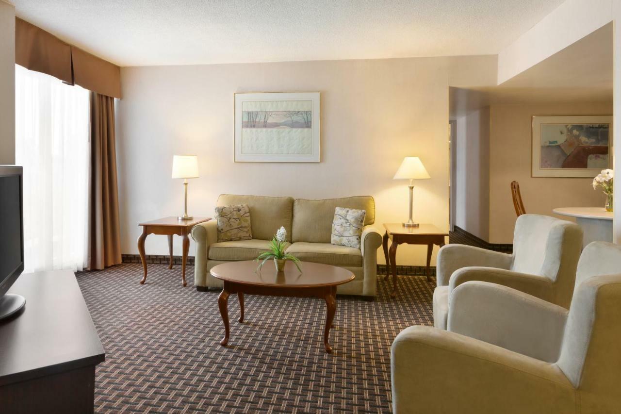 Ramada By Wyndham Belleville Harbourview Conference Center Bagian luar foto